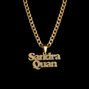 قلادة متميزة للغاية من الفولاذ المقاوم للصدأ. للنساء