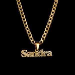 سلسلة مرصعة بالكريستال مخصص أسماء شخصية بالعربية أو الانجليزية. إنها قلادة متميزة للغاية من الفولاذ المقاوم للصدأ